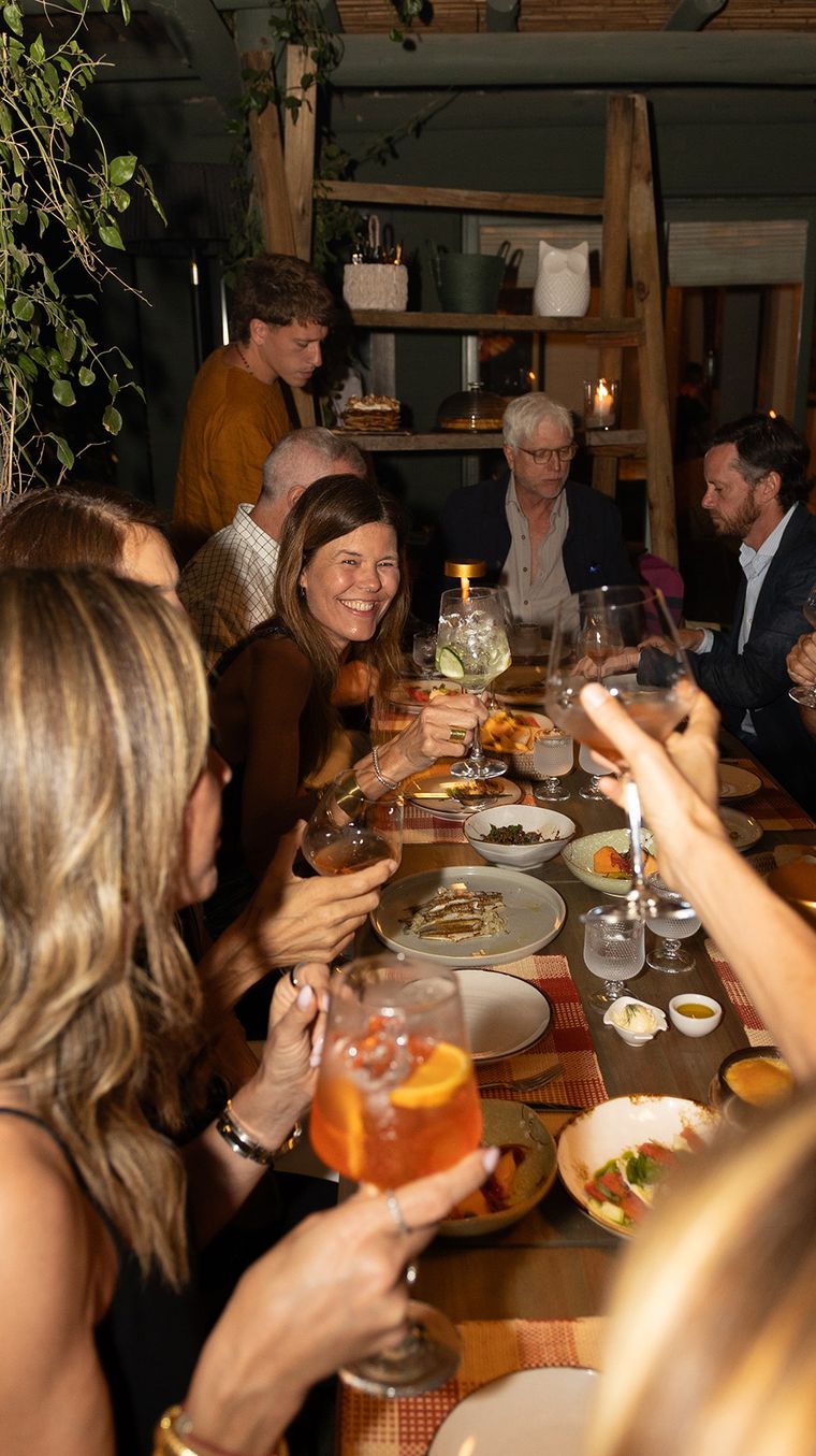 Mora Peralta Ramos, Freddy Green y Pedro Aguirre de risas y brindis con amigos. Mora Peralta Ramos, Freddy Green y Pedro Aguirre de risas y brindis con amigos.