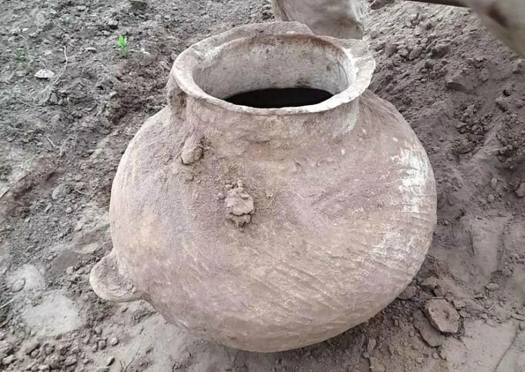 El descubrimiento en Santiago del Estero se realizó cuando cavaban en una zona rural y se halló una antigua vasija que sería una urna fúnebre Foto: Gentileza El Liberal