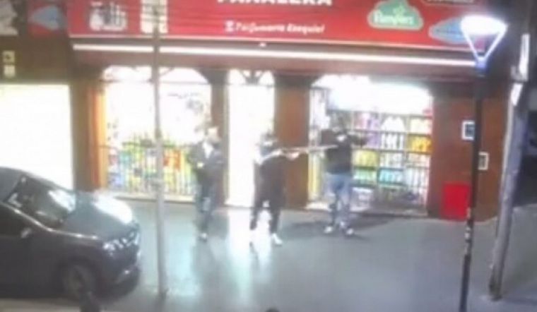 En Loma Hermosa, partido de Tres de Febrero, comerciantes se defendieron a los tiros para evitar saqueos al ver un grupo de 200 personas encapuchadas Foto: Captura de video