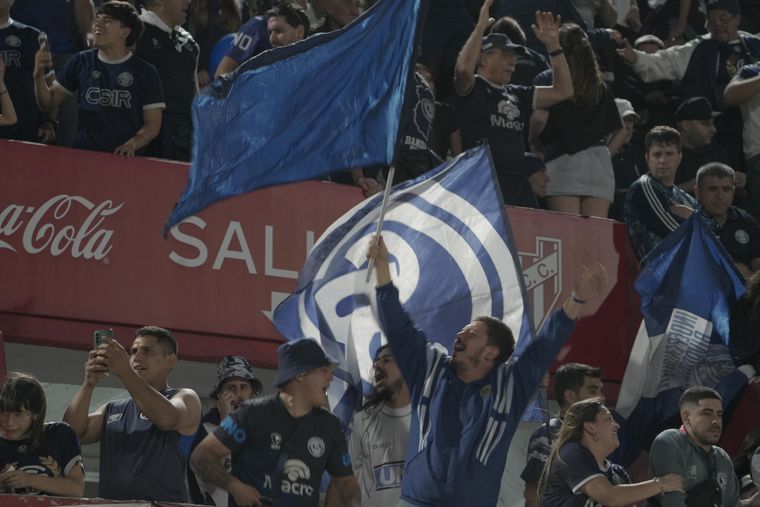 El hincha con la bandera azul y toda la fiesta leprosa en la cancha de Instituto.
