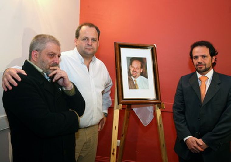 Los familiares de Fabián Álvarez y Racconto, en el homenaje al periodista fallecido. Foto: Gentileza Marcelo Alvarez