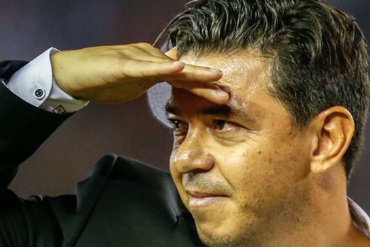 Gallardo observa de cerca: Valoyes hace fuerza para jugar en River.