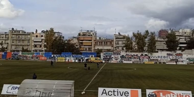 La ambulancia dentro del campo asistiendo a Alexandros Lampis. Foto: Redes Sociales