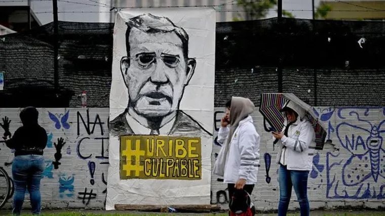 El juicio y la sentencia a Uribe dominó la agenda política esta semana en Colombia. El juicio y la sentencia a Uribe dominó la agenda política esta semana en Colombia.