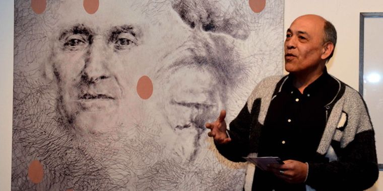 El artista y su particular obra Foto: Archivo