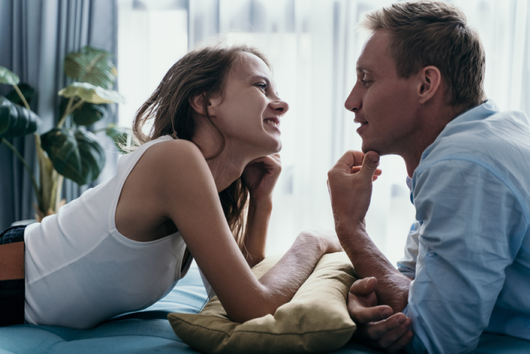 Según el horóscopo gitano, hay signos que se transforman cuando se apagan las luces.