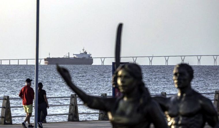 Un buque de Venezuela con petróleo, visto desde el malecón de Maracaibo.&nbsp;