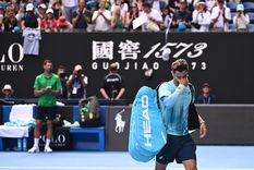 Djokovic aplaude a Mussetti mientras el italiano se retira en cuartos del Abierto de Australia por una molestia en el aductor.