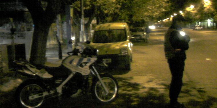 La moto quedó destruida en su parte trasera.