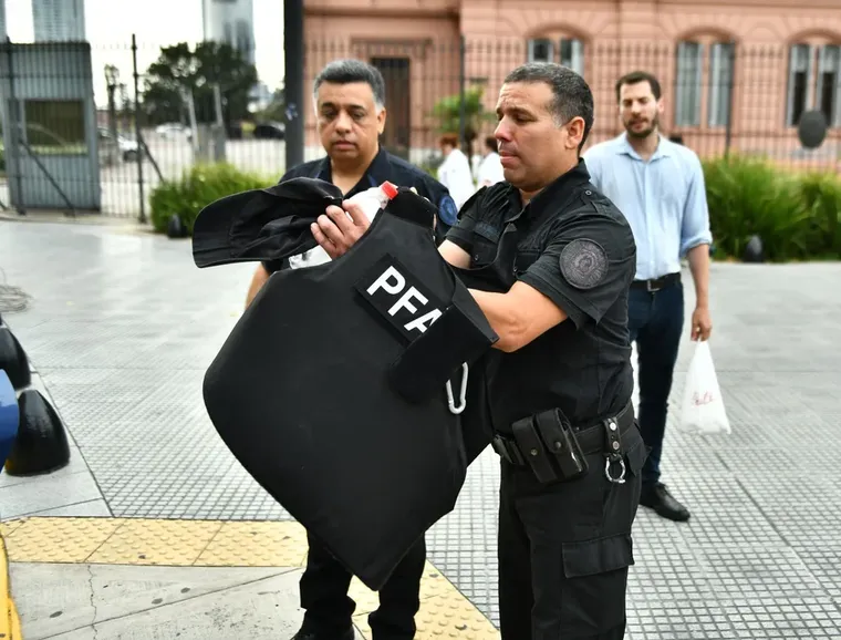 Se trata de un suboficial que ostenta el rango de Cabo dentro del escalafón de la Policía Federal Argentina.