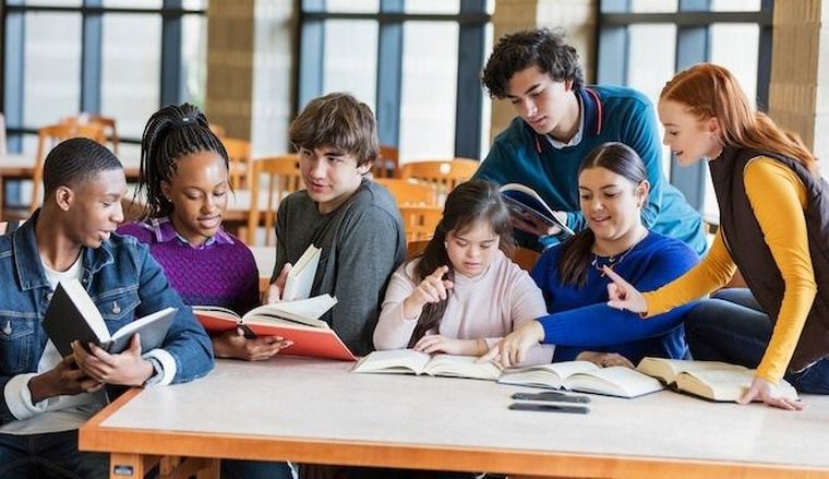 Necesitamos volver a pensar la educación como una responsabilidad colectiva. Necesitamos volver a pensar la educación como una responsabilidad colectiva.