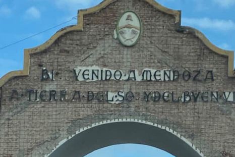 Arco de ingreso a Mendoza Arco del Desaguadero Arco de ingreso a Mendoza Arco del Desaguadero