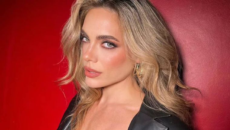 Emilia Attias fue vista a los besos en un boliche porteño.