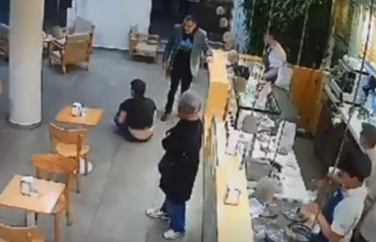 Mariano alcanzó a pedir ayuda en una heladería cercana a donde lo atacaron Foto: Captura de video.