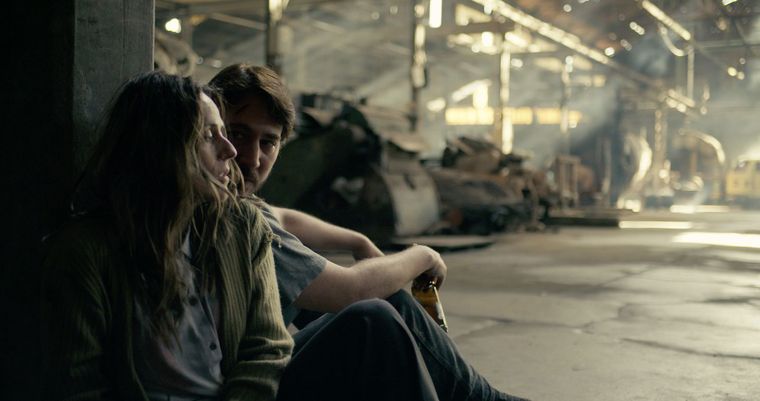 Julia (Itziar Ituño) y su secuestrador (Alberto Ammann). Julia (Itziar Ituño) y su secuestrador (Alberto Ammann).