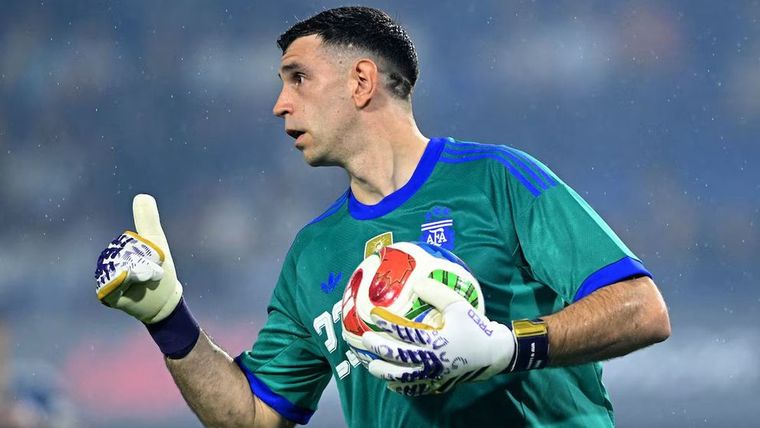 Argentino casi que no superó al humilde seleccionado africano y Dibu no pudo mantener su valla invicta.