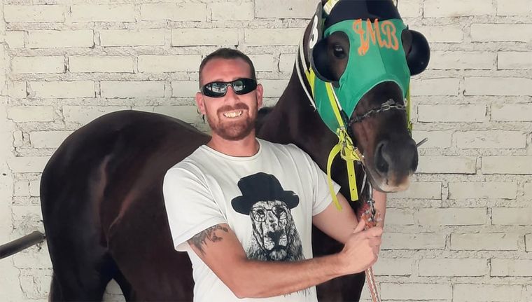 Matías, un seguidor de las carreras de caballos es fiel a este deporte Foto: Gentileza