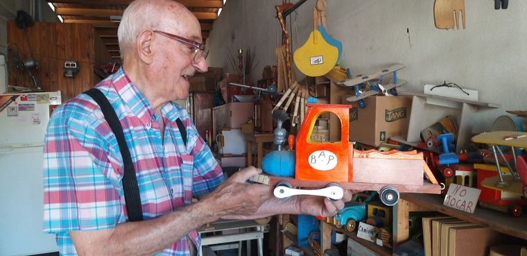 Tiene 80 años y desde los 10 fabrica juguetes de madera en San Martín.