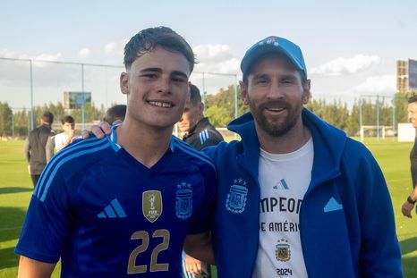 Mateo Silvetti junto a Lionel Messi en el Predio de AFA en Ezeiza. Hoy son compañeros de equipo. Mateo Silvetti junto a Lionel Messi en el Predio de AFA en Ezeiza. Hoy son compañeros de equipo.