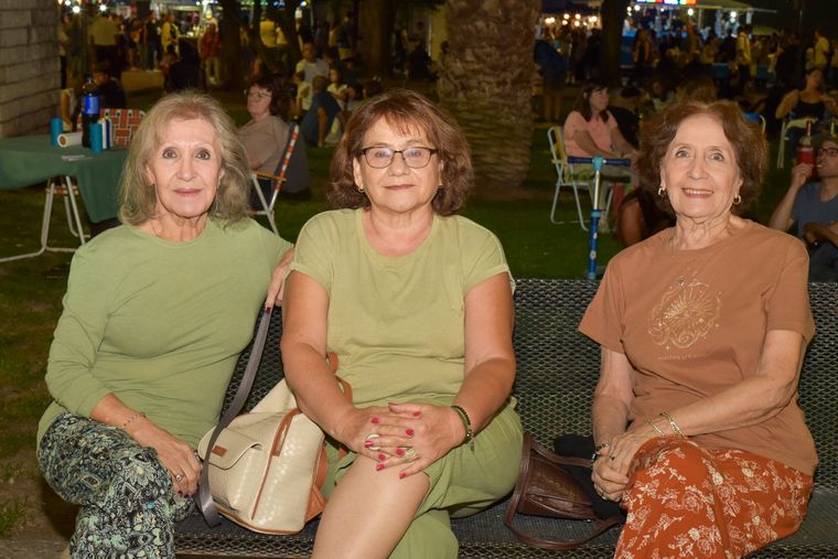 María Cristina, Lucía, Gyuli. María Cristina, Lucía, Gyuli.