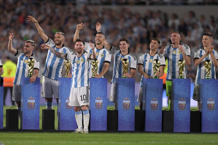 Messi y los jugadores de la Selección argentina, de festejo en el Monumental. Foto: Télam
