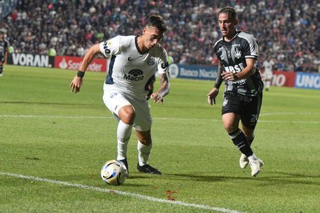 El defensor Alejo Osella intenta desbordar ante la marca de Braian Cufré, defensor del Ferroviario. El defensor Alejo Osella intenta desbordar ante la marca de Braian Cufré, defensor del Ferroviario.