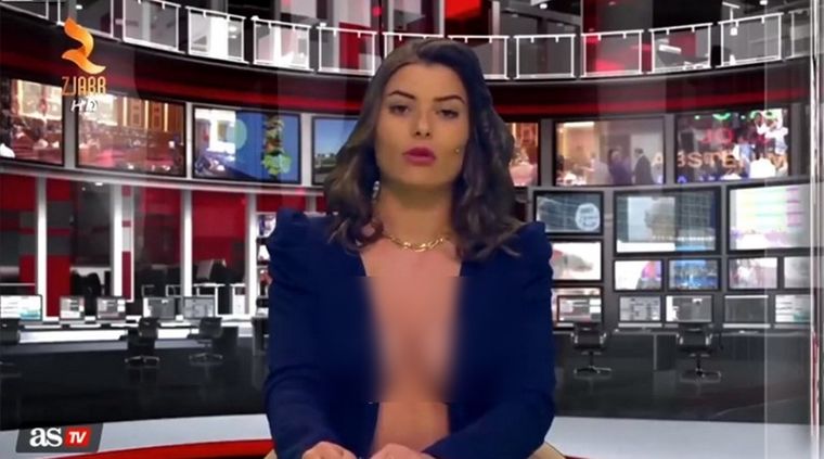 Las presentadoras de noticias sólo tienen puesto un saco. Foto: Captura de video.