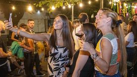 Amigas disfrutando de un Malbec. Foto: Santiago Tagua