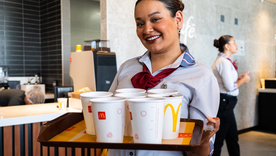 Arcos Dorados, la compañía que opera la marca McDonald’s en Argentina, obtuvo el primer puesto en el ranking Los Mejores Lugares para Trabajar™ Mujeres 2026. Arcos Dorados, la compañía que opera la marca McDonald’s en Argentina, obtuvo el primer puesto en el ranking Los Mejores Lugares para Trabajar™ Mujeres 2026.