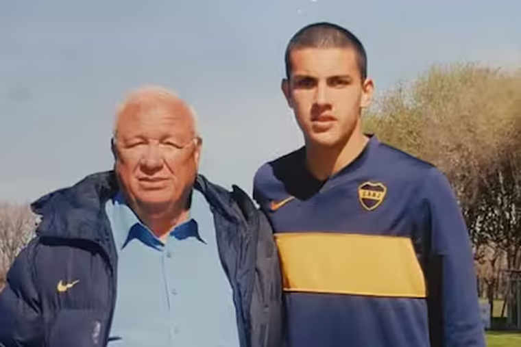 Un jovencito Leandro Paredes junto a Ramón Maddoni, su gran descubridor. Un jovencito Leandro Paredes junto a Ramón Maddoni, su gran descubridor.