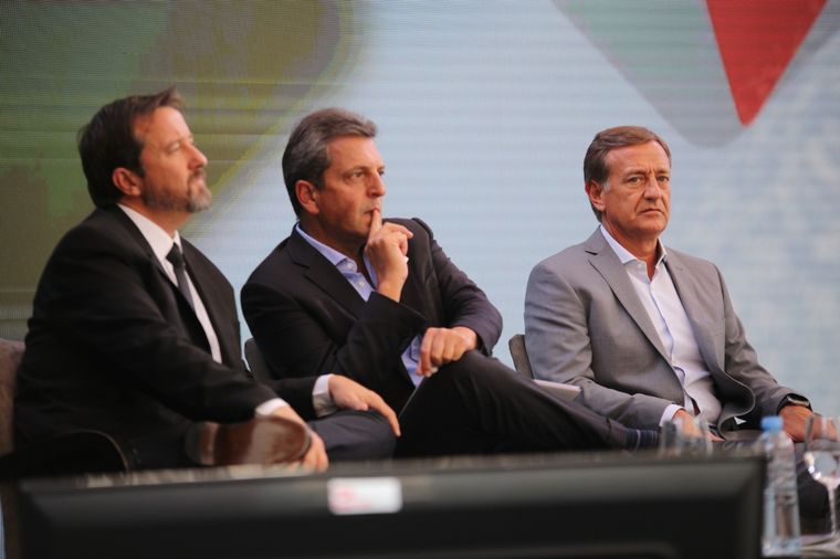El presidente de la Coviar, el ministro de Economía de la Nación y el gobernador de Mendoza en el tradicional desayuno de la Coviar en la provincia. Foto: Prensa Coviar.