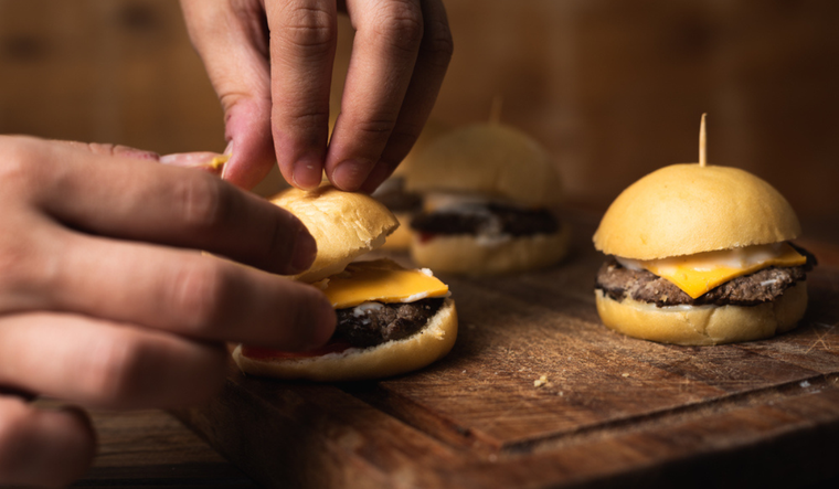 Mini hamburguesas con queso cheddar: fáciles, rápidas y sabrosas Foto: Shutterstock