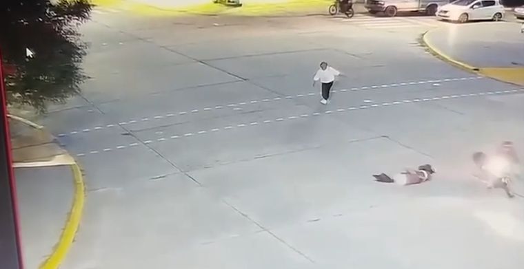 Según testigos del accidente, el joven habría cruzado el semáforo en rojo.