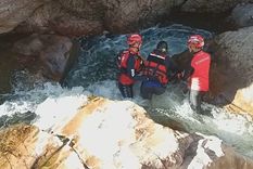 Los efectivos bajaron para ayudar a la mujer de 42 años Foto: X @PoliciaCbaOf Los efectivos bajaron para ayudar a la mujer de 42 años Foto: X @PoliciaCbaOf