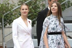 Leonor de Borbón y su hermana, llegando a la jura de la Constitución. Foto: Instagram @leonorysofia.asturias