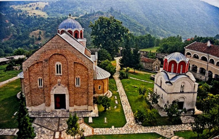 El Monasterio Studenica (izquierda) y la Iglesia del Rey (derecha) en la que se basa la Iglesia Ortodoxa Serbia en Buenos Aires. El Monasterio Studenica (izquierda) y la Iglesia del Rey (derecha) en la que se basa la Iglesia Ortodoxa Serbia en Buenos Aires.