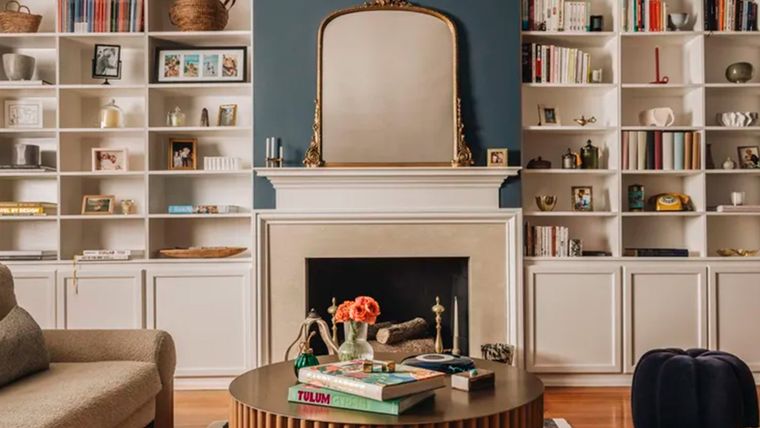 optar por algo a medida es una forma brillante de utilizar paredes más complicadas que de otro modo podrían quedar sin usar. Foto: Pablo Enriquez para Maison Vilucch