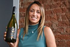 Paula en los estudios de MDZ junto a uno de sus vinos. Foto: Rodrigo DAngelo / MDZ