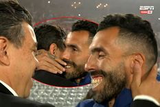 Como DT de Rosario Central, Carlos Tevez fue el DT que despidió a Gallardo en su último partido en el primer ciclo del Muñeco en River. Como DT de Rosario Central, Carlos Tevez fue el DT que despidió a Gallardo en su último partido en el primer ciclo del Muñeco en River.