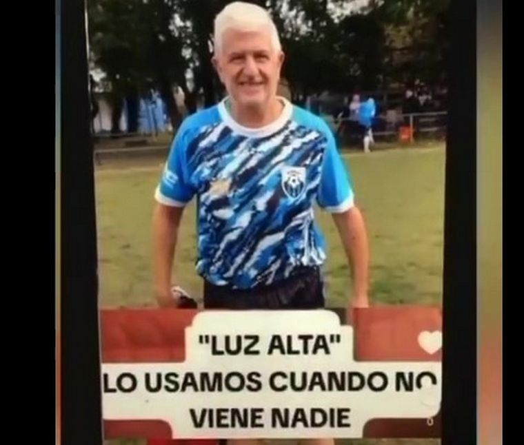 Cada miembro del equipo de fútbol lleva un cartel con su correspondiente apodo acompañado por la desopilante explicación. Foto: Captura de video