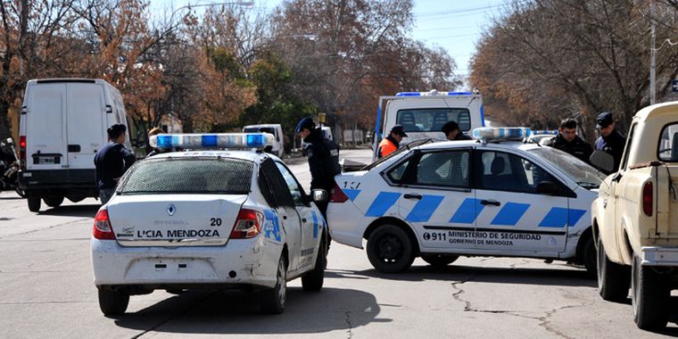El despliegue llamó la atención de vecinos y transeúntes de avenida Moreno. Foto: Agustín Mauricio/Mediamza.com