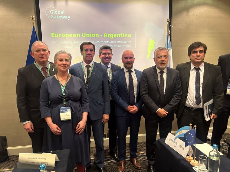 Alfredo Cornejo junto a gobernadores de la Mesa del Cobre en Bruselas. Foto: Prensa Gobierno de Mendoza