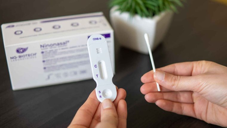 En España es de venta libre en farmacias el autotest de covid. Foto: El Español