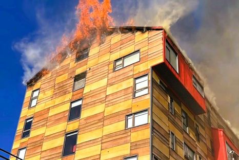 Chile tuvo ayer un incendio de consideración en un hotel. Foto Bomberos de Chile