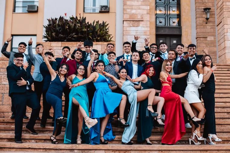 Desde hace unos años, los estudiantes de la secundaria eligen las escaleras de la Casa de Gobierno para las fotos antes de la Cena de egresados.&nbsp;