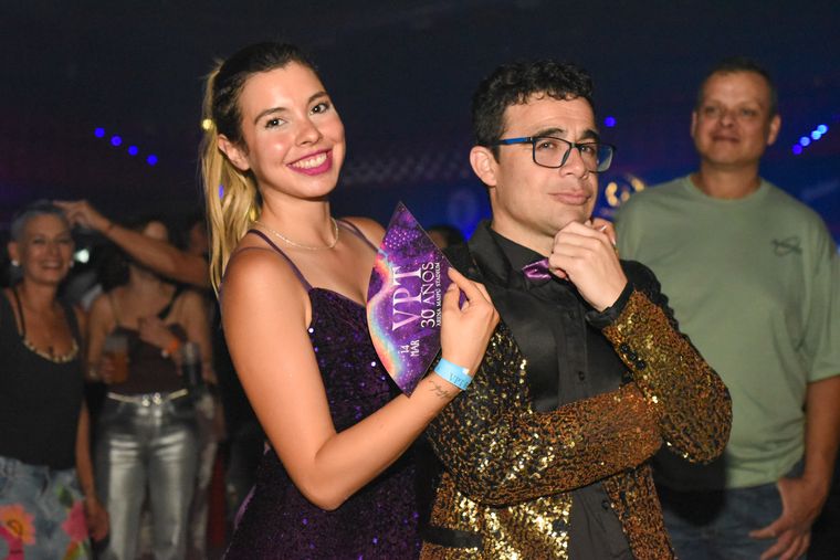 Luciana y Leonardo elegantes con todo el brillo. Luciana y Leonardo elegantes con todo el brillo.