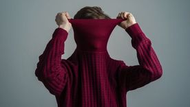 Por qué algunas personas no saben decir que no, según la psicología