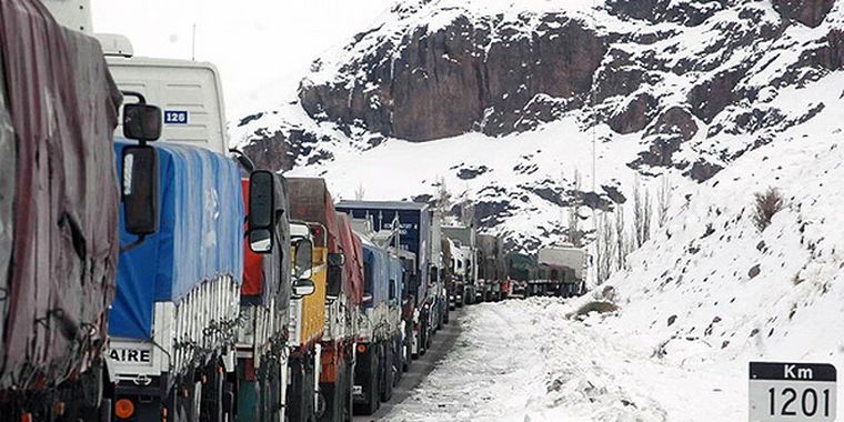 Las autoridades piden que los camioneros dejen de subir hasta que pase el temporal. Foto: NA (archivo)