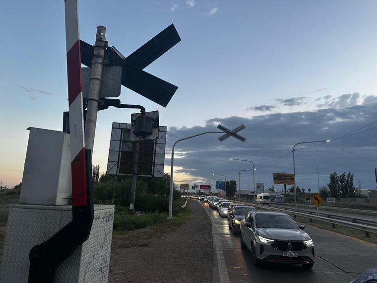 Algunas personas tardaron tanto en la fila en el Acceso Norte que ingresaron al predio cuando la Fiesta de la Cosecha ya había terminado. Algunas personas tardaron tanto en la fila en el Acceso Norte que ingresaron al predio cuando la Fiesta de la Cosecha ya había terminado.