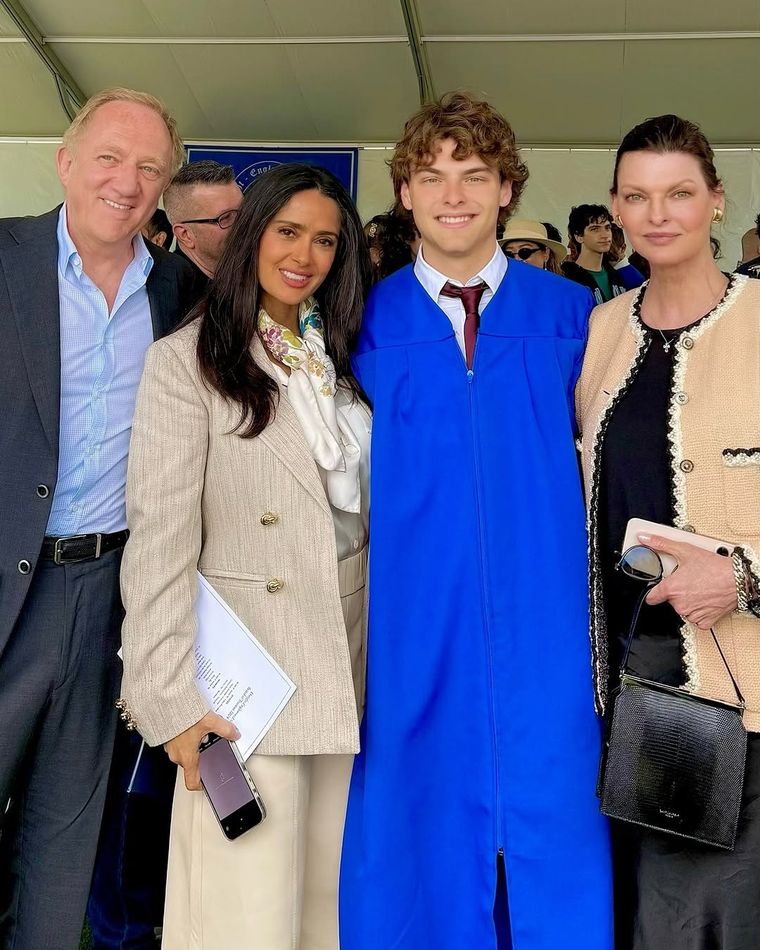 Salma Hayek comparte en familia. Salma Hayek comparte en familia.